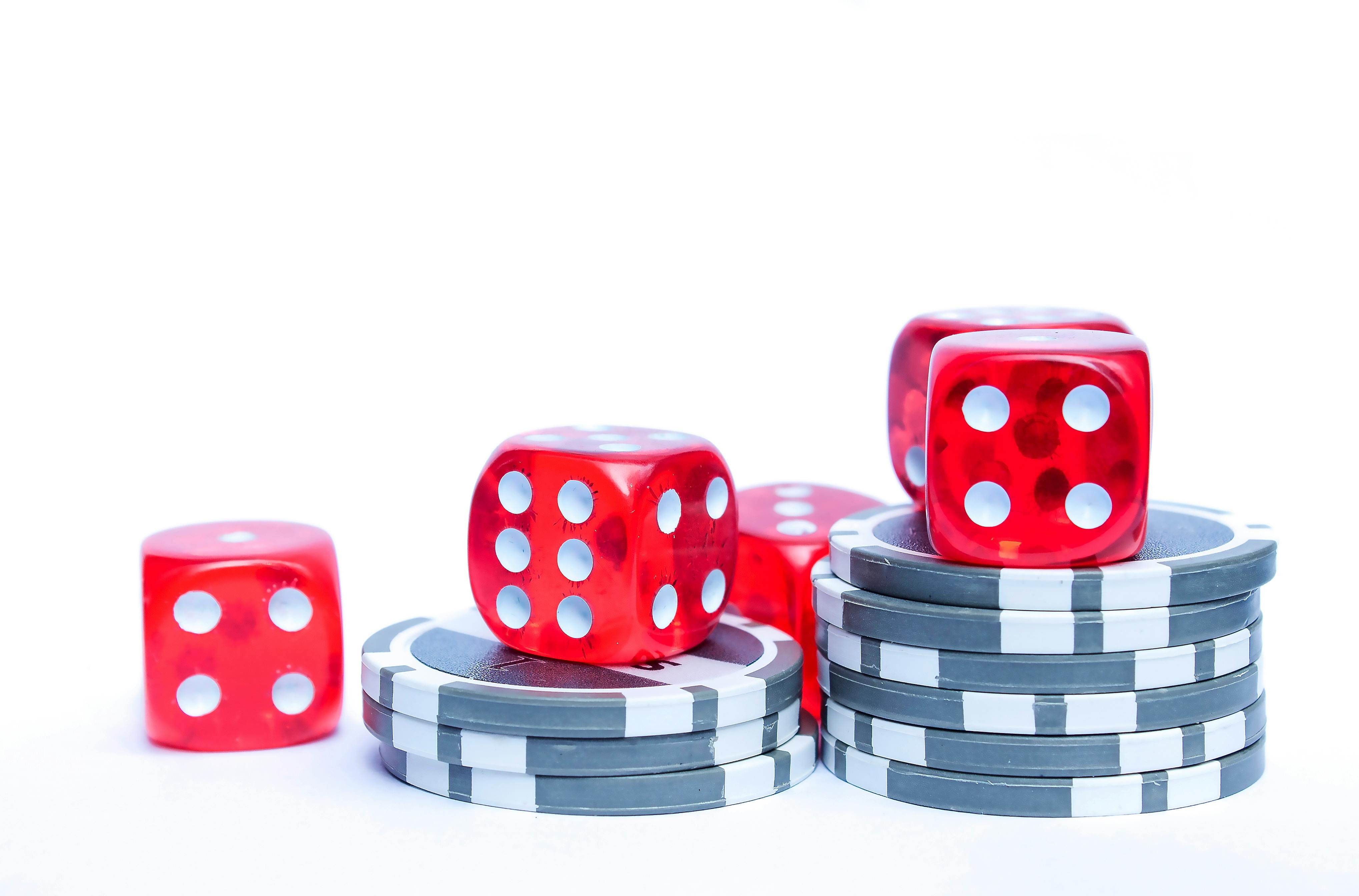 Detail taruhan blackjack live dengan kartu dealer dan pemain ditampilkan